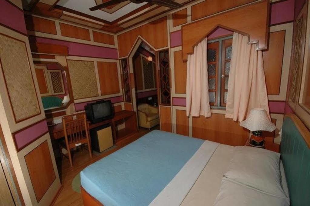 Shari La Island Resort Kampong Pasir Hantu Extérieur photo
